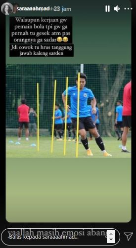 Bek Bhayangkara Solo FC, Nurhidayat Haji Haris, bikin story soal gesek ATM. (Instagram/@saraaaahmad).