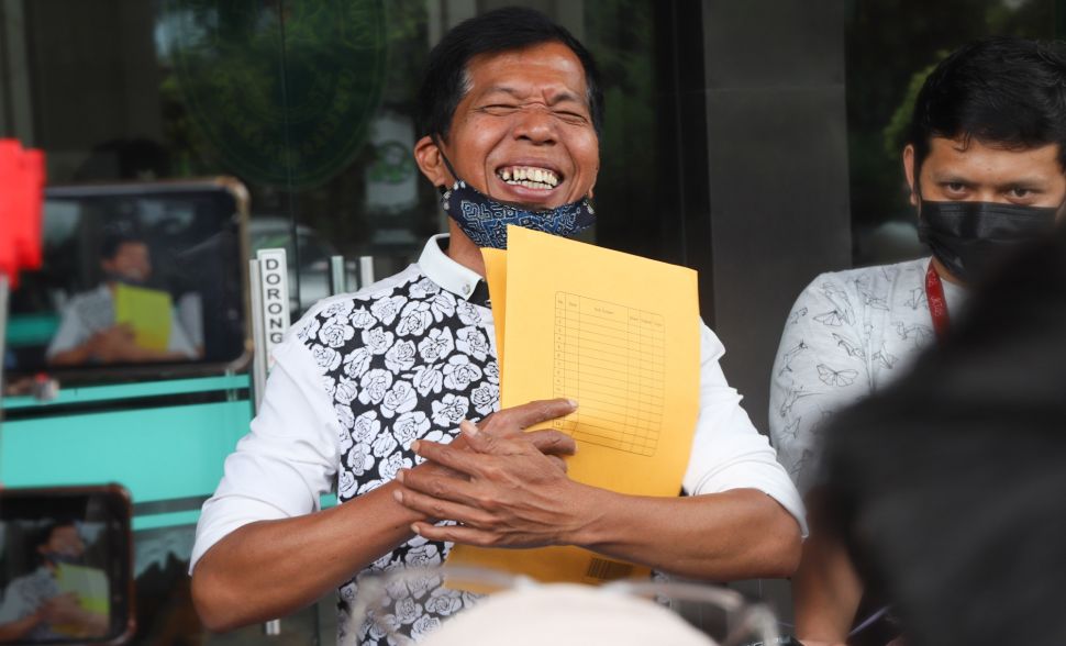 Tawa sumringah Komedian Kiwil ketika ditemui usai menjalani sidang cerai di Pengadilan Agama Jakarta Selatan, Rabu (10/2/2021). [Suara.com/Alfian Winanto]