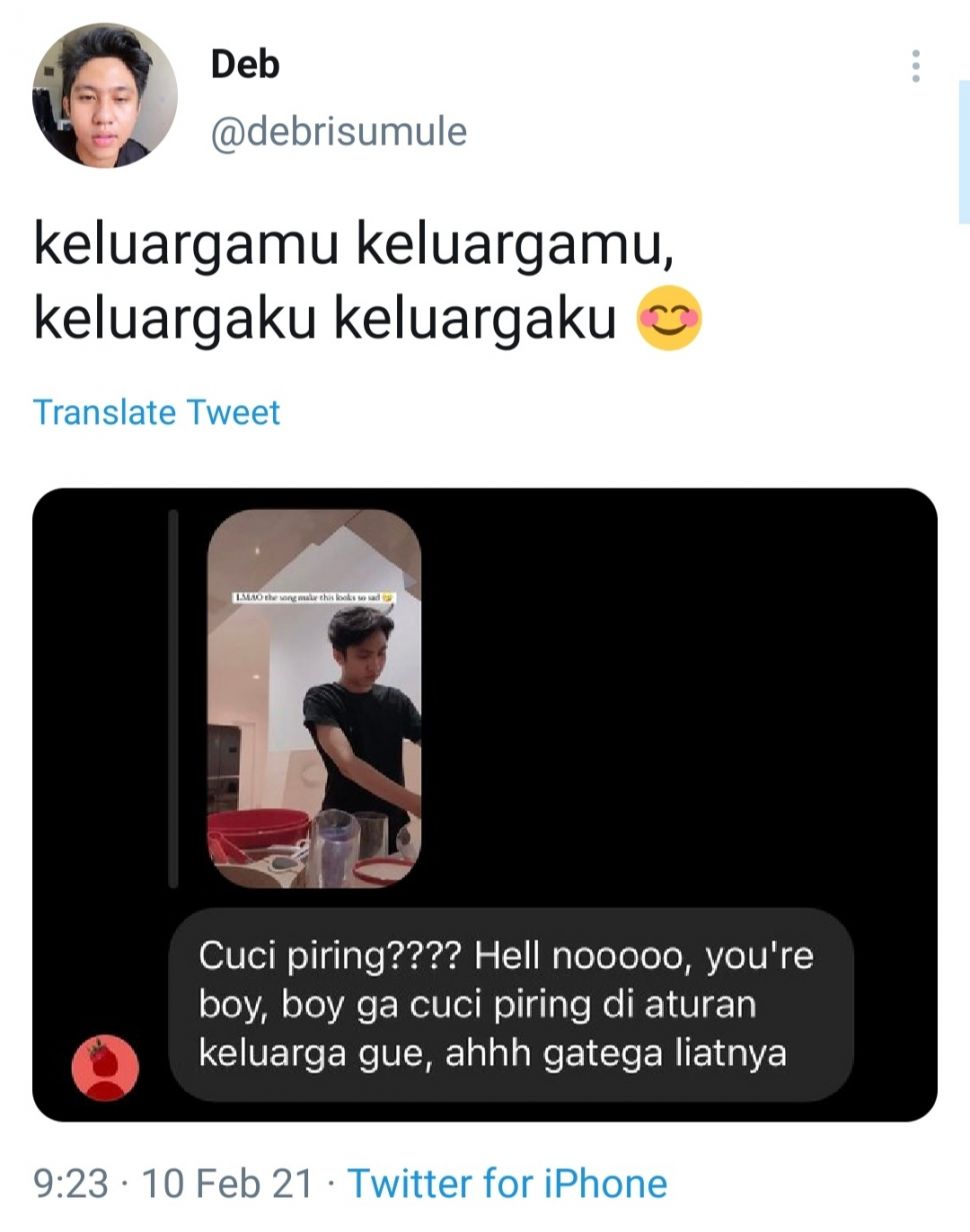 Selebgram Debri Sumule Cuci Piring. (Twitter/@debrisumule)