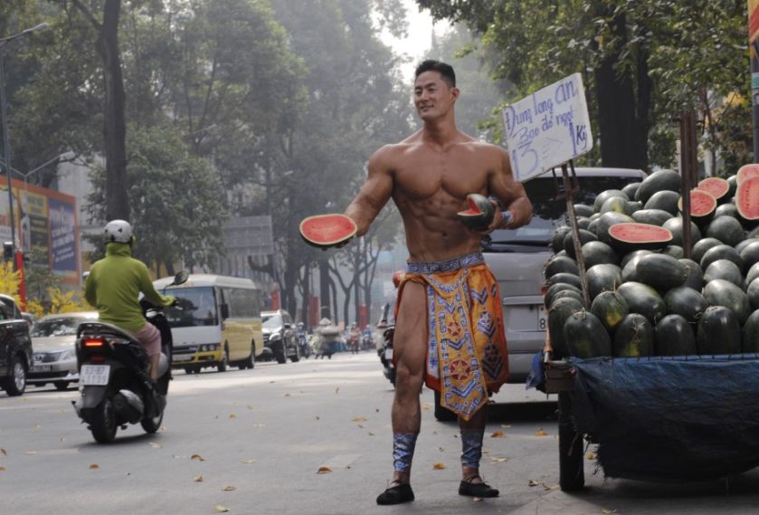 Viral Penjual Semangka Tampan dan Kekar, Penampilannya Bikin Publik Meriang. (Facebook/Lee Won)