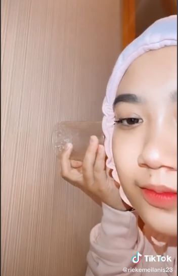 Wanita ini penasaran ada suara meresahkan di kamar tetangga. (Tiktok/@riekemeilanis23)