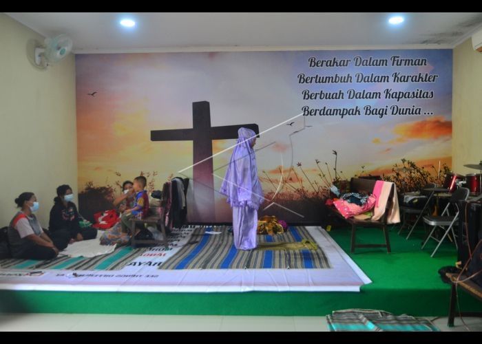 "Pengungsi korban banjir melakukan shalat di ruang aula Gereja Kristen Muria Indonesia (GKMI) Tanjung Karang, Kudus, Jawa Tengah, Kamis (11/2/2021). (ANTARA FOTO/Yusuf Nugroho/aww).