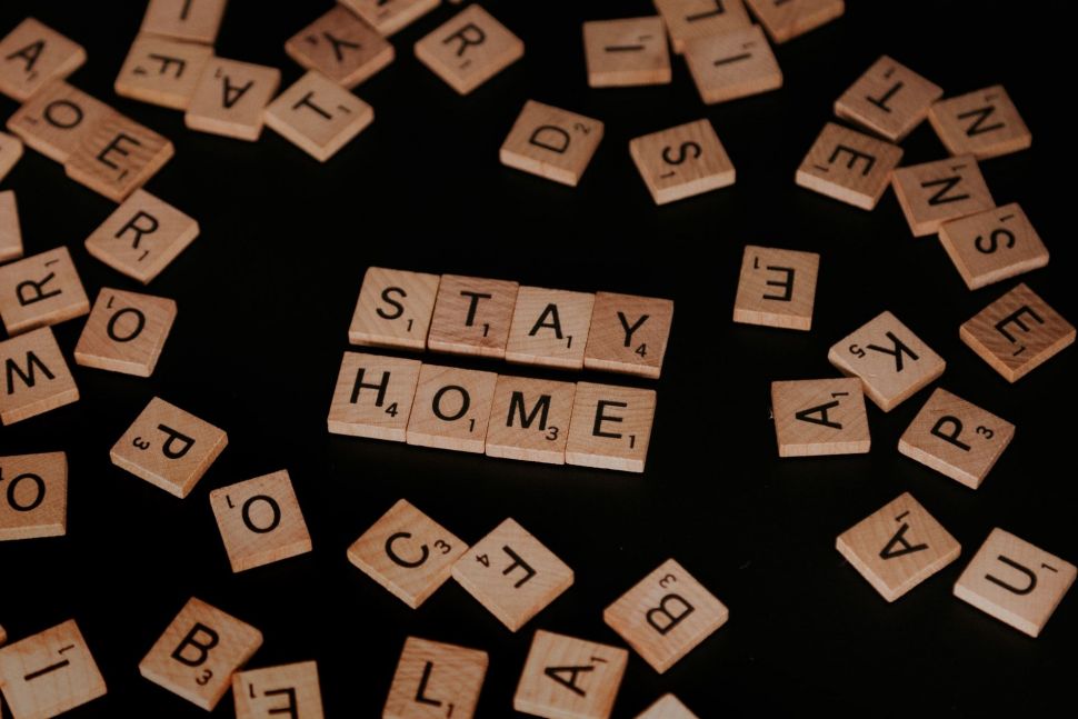 Ilustrasi di rumah saja/stay home. (Unsplash/priscilladupreez)