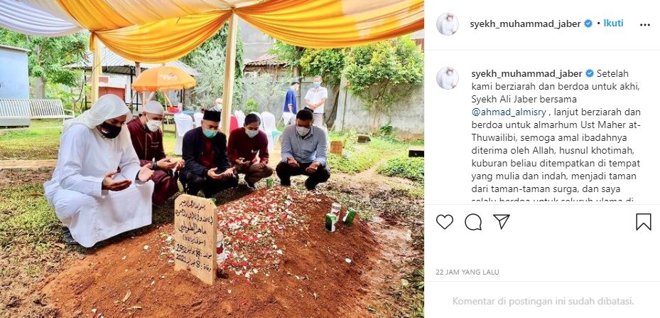 Momen adik Syekh Ali Jaber ziarah makam Ustadz Maaher (instagram/syekh_muhammad_jaber).