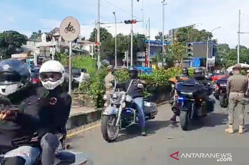 Konvoi moge saat melintas di Simpang Gadog, Kabupaten Bogor, Jawa Barat, Jumat (12/2/2021). (ANTARA/M Fikri Setiawan)