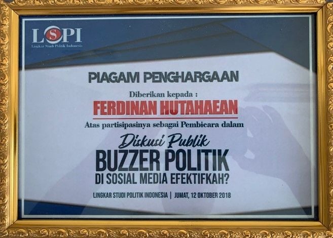 Eks Politisi Demokrat Ferdinand Hutahaean pamer dapat penghargaan seminar Buzzer Politik.