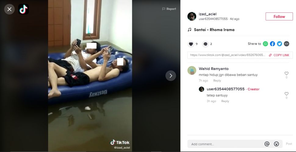 Rebahan di kasur saat banjir (TikTok/izad_aciel).