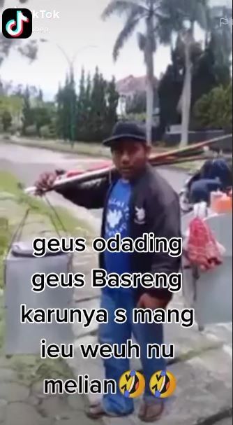 Viral pedagang ngegas tawarkan dagangannya. (Tiktok/@pujikubep)