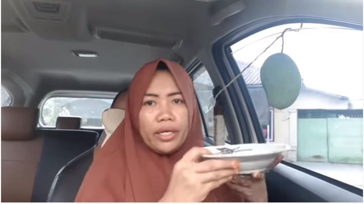 Wanita ini bagikan cara mencuri mangga syariah dan tidak berdosa (YouTube DAISY LOVE LUTI)