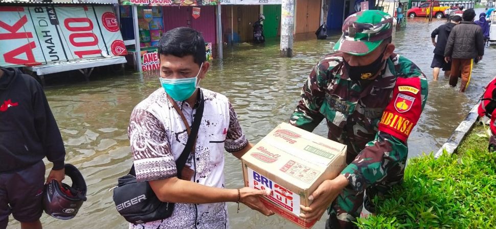 Bank BRI memberikan bantuan tanggap bencana kepada masyarakat terdampak banjir di berbagai wilayah di Indonesia. (Dok : BRI)
