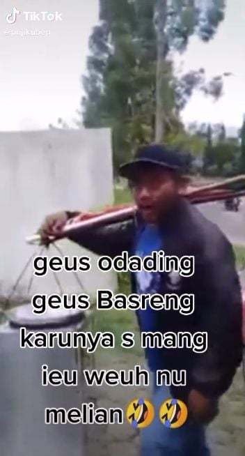 Jualan Sambil Ngamuk dan Berkata Kasar, Aksi Pedagang Basreng Ini Viral. (TikTok/@pujikubep)