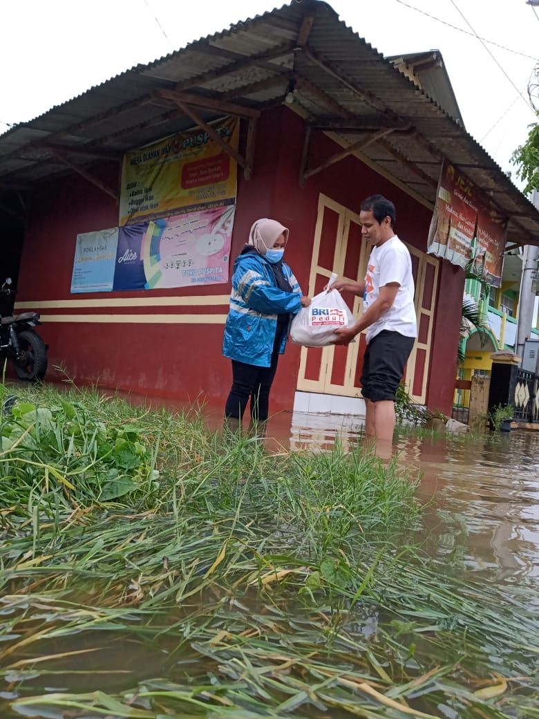 Bank BRI memberikan bantuan tanggap bencana kepada masyarakat terdampak banjir di berbagai wilayah di Indonesia. (Dok : BRI)