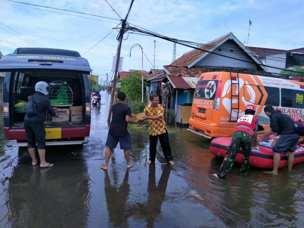 Bank BRI memberikan bantuan tanggap bencana kepada masyarakat terdampak banjir di berbagai wilayah di Indonesia. (Dok : BRI)