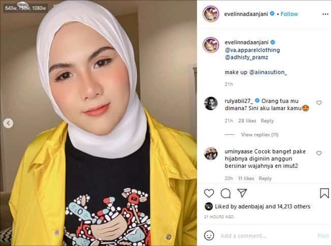 Potret terbaru Evelyn Nada Anjani pakai hijab. (Instagram/@evelinnadaanjani)