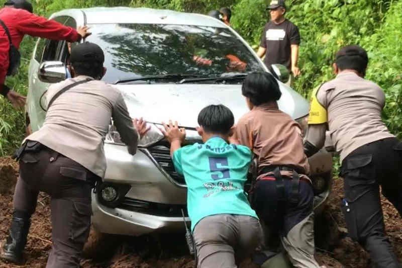 Mobil yang dievakuasi petugass saat tersesat di Hutan Gunung Putri Desa Maniis, Kabupaten Majalengka. (Antara)