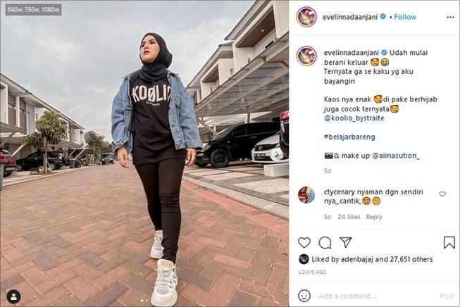 Potret terbaru Evelyn Nada Anjani pakai hijab. (Instagram/@evelinnadaanjani)