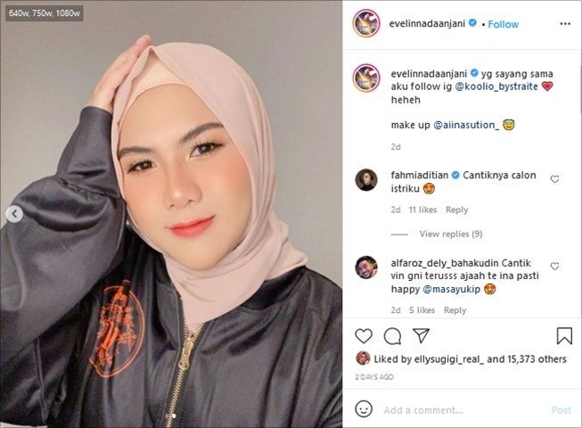 Potret terbaru Evelyn Nada Anjani pakai hijab. (Instagram/@evelinnadaanjani)