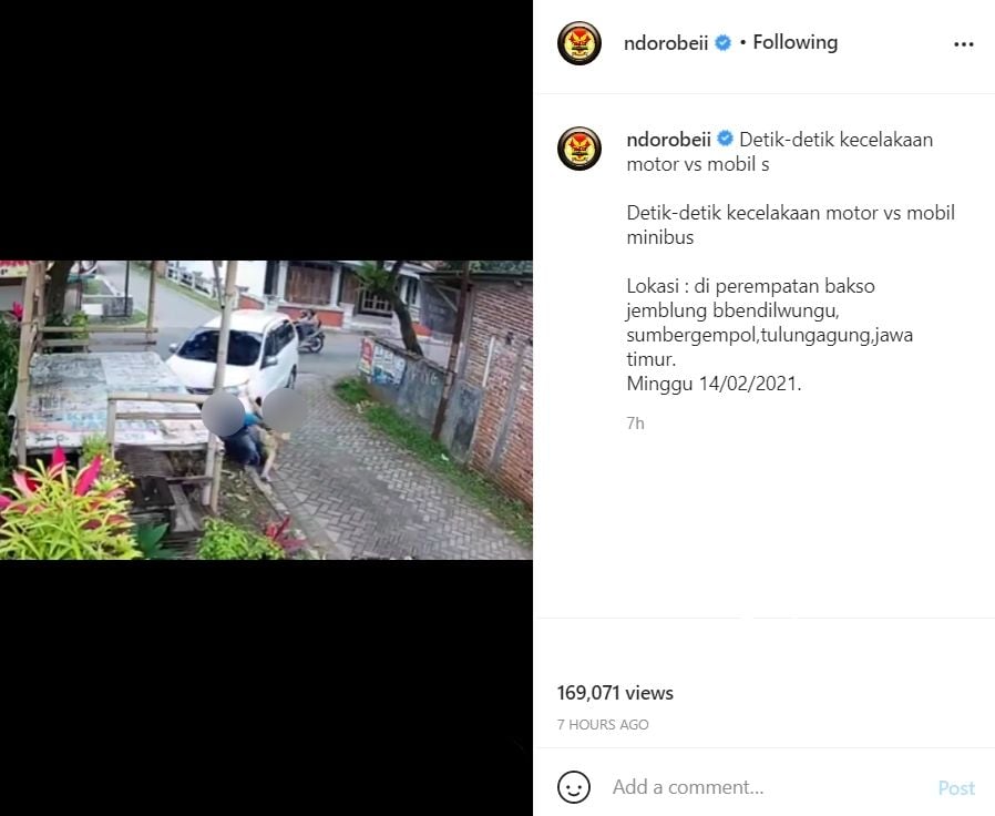 Kecelakaan mobil vs motor di gang. (Instagram)