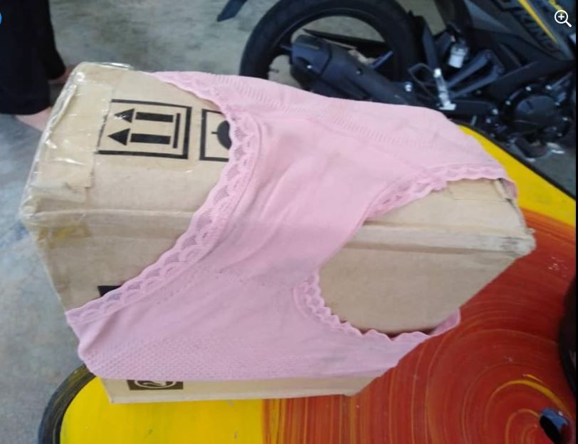 Pasangan Kaget, Dapat Paket Dibungkus Celana Dalam (facebook.com/Mamaayu Admia Ayunormaslinda)