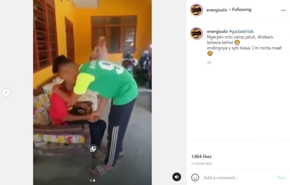 Aksi pemotor bikin kakek-kakek jatuh dari kendaraan. (Instagram)