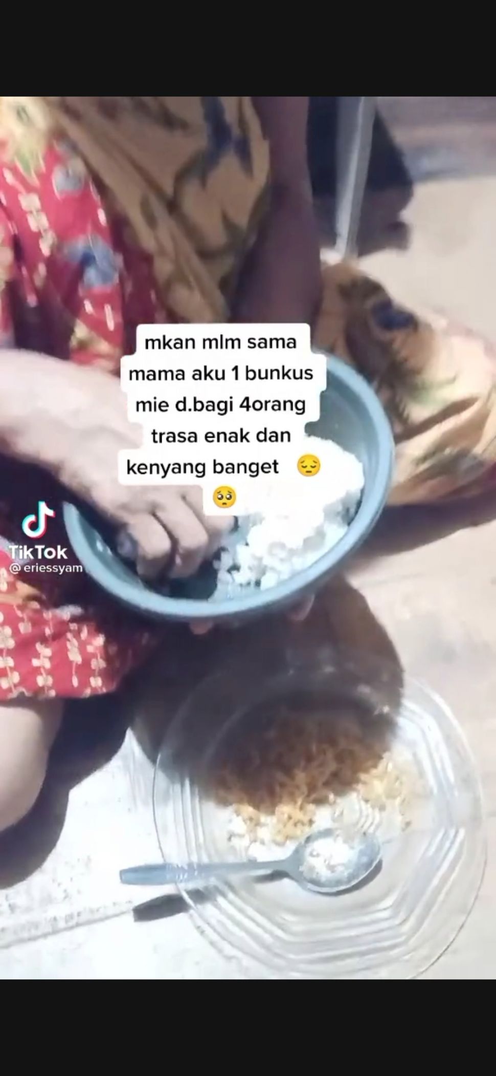 Viral Lelaki Ini Makan Mi Instan 1 Bungkus Dibagi 4, Warganet Terenyuh. (Dok: TikTok/eries)