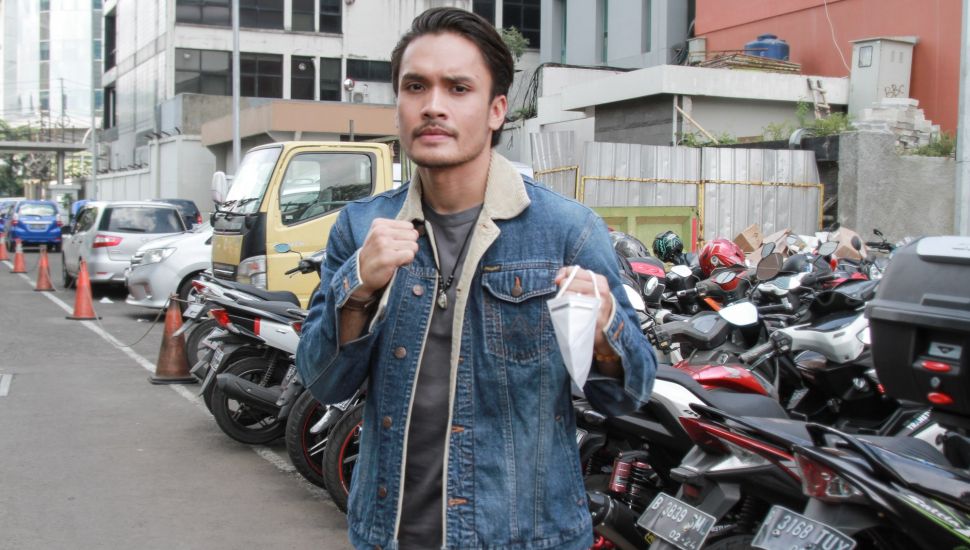 Aktor dan Atlit MMA Randy Pangalila menunjukkan pose bertarungnya didepan kamera saat ditemui di Kawasan Tendean, Jakarta Selatan, Senin (15/2/2021). [Suara.com/Alfian Winanto]