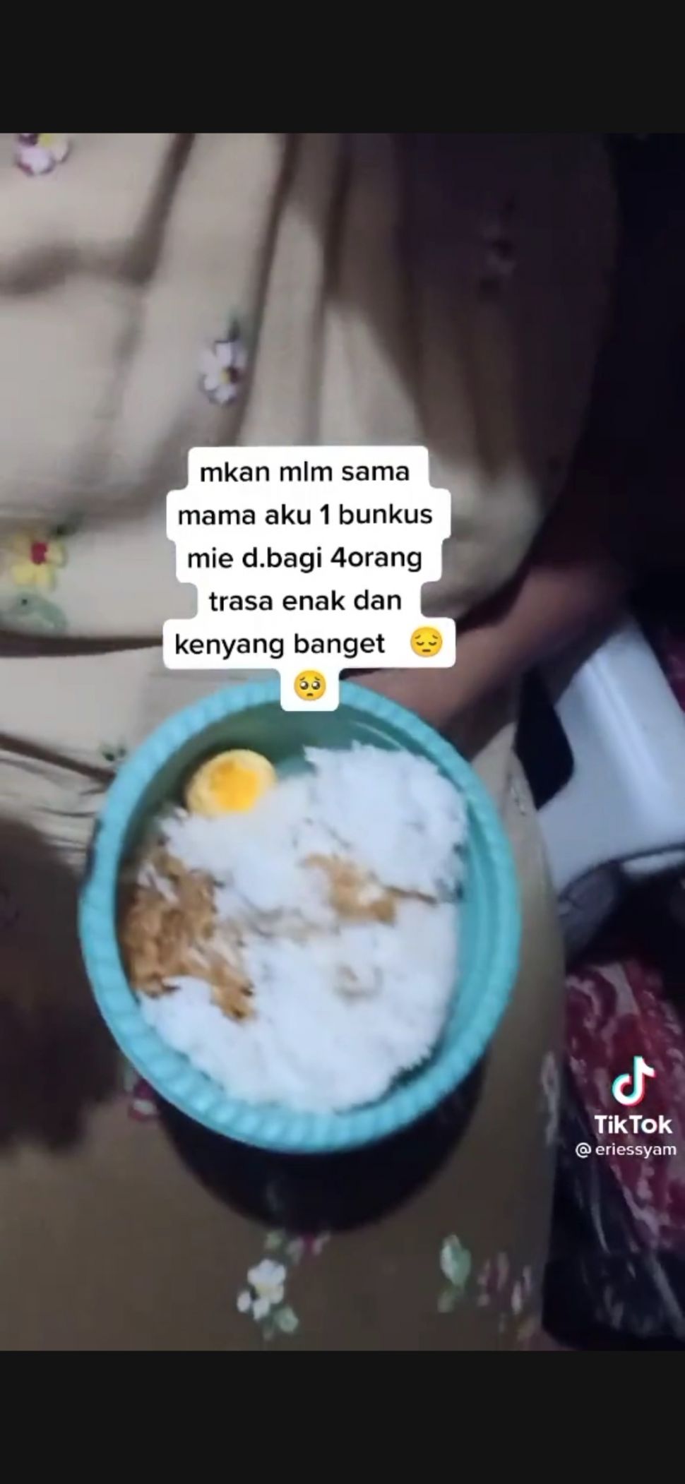 Viral Lelaki Ini Makan Mi Instan 1 Bungkus Dibagi 4, Warganet Terenyuh. (Dok: TikTok/eries)