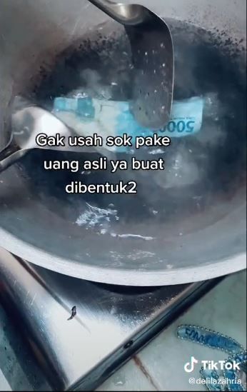 Aksi rebus uang dari mahar pernikahan. (Tiktok/@delilazahria)