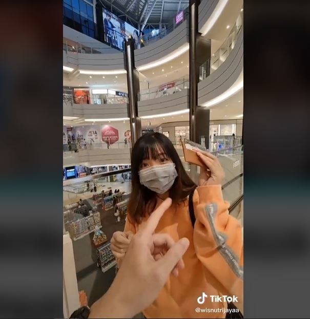 Viral Dikasih Pinjam Black Card, Perempuan Ini Malah Beli Beras (tiktok.com/@wisnutrijayaa)
