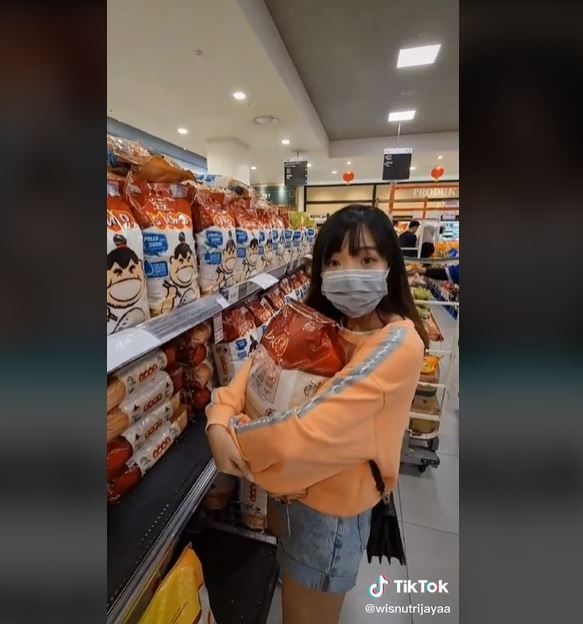 Viral Dikasih Pinjam Black Card, Perempuan Ini Malah Beli Beras (tiktok.com/@wisnutrijayaa)