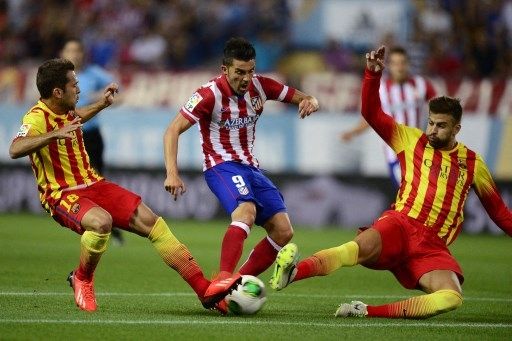 David Villa (tengah) menghadapi dua mantan rekannya di Barcelona di ajang Piala Super Spanyol, 21 Agustus 2013. [AFP]