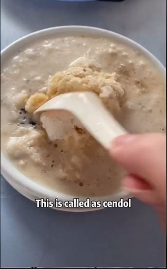 Pria Malaysia klaim cendol hanya ada di negaranya. (Tiktok/@dbstory_oe)