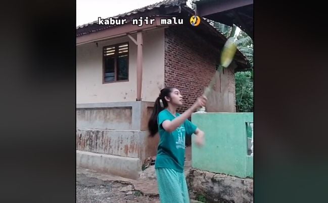 Gadis bermain badminton kabur karena malu (TikTok)