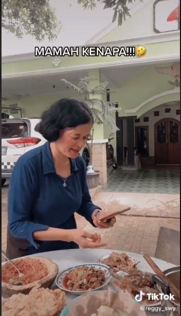 Seorang ibu yang mengulas sayur asam dengan kocak (TikTok @reggy_swy)