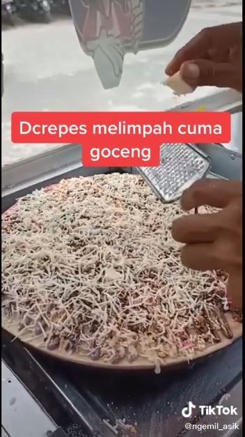 Crepes dengan topping melimpah (TikTok @ngemil_asik)