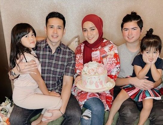Olla Ramlan bersama keluarganya [Instagram/@ollaramlanaufar]