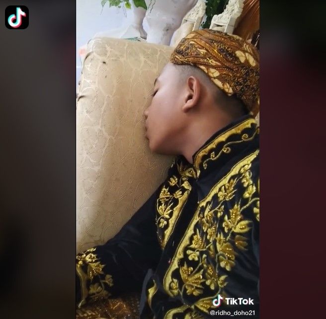 Dayang tertidur di samping pengantin (tiktok)