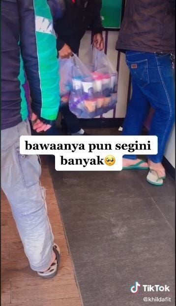 Driver ojol ini antri 7 jam untuk beli minuman promo (TikTok @khildafit)