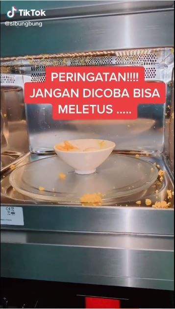 memanaskan telur di microwave (Tiktok @sibungbung)
