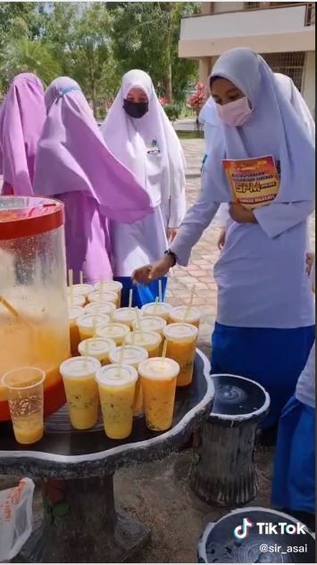 Sedekah es sirup jagung manis (TikTok @sir_asai)