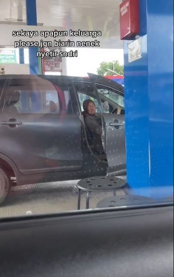 Seorang nenek menyetir mobil sendiri. (Tiktok/@depi.ku)