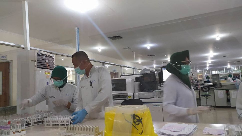 Petugas medis melakukan pemeriksaan Vaksin Nusantara di RSUP Kariadi Semarang. [Suara.com/Dafi Yusuf]