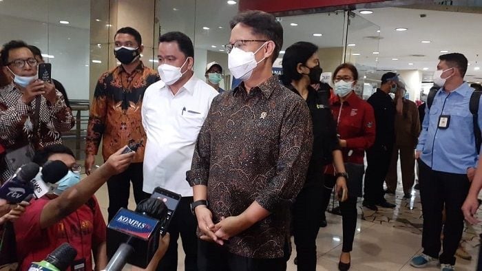  Menteri Kesehatan Budi Gunadi saat meninjau langsung vaksinasi di Pasar Tanah Abang. (Suara.com/Yaumal)