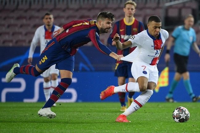 Bek Barcelona, Gerard Pique jatuh bangun mengimbangi kecepatan striker PSG Kylian Mbappe, dalam pertandingan leg pertama Liga Champions 2021 ini Barcelona kalah 1-4. (Foto: AFP)