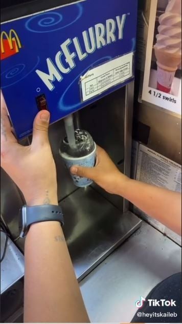 Cara membuat McFlurry di McDonald's (TikTok @heyitskaileb)