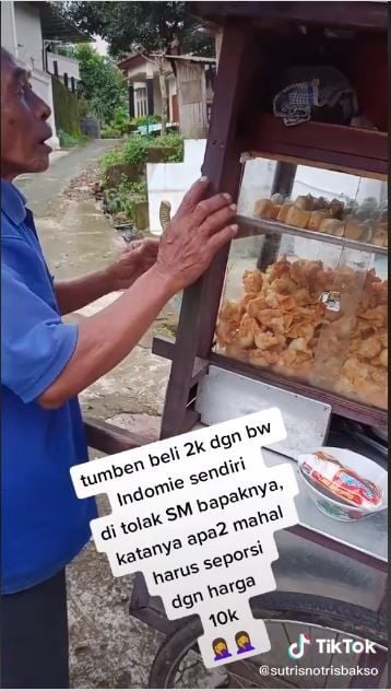 Pria ini hendak membeli bakso Rp2.000 (TikTok @sutrisnotrisbakso)