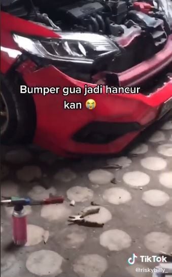 Pria ngeluh bumper mobil rusak gara-gara jemput cewek di perumahan. (Tiktok/@riskybilly_)