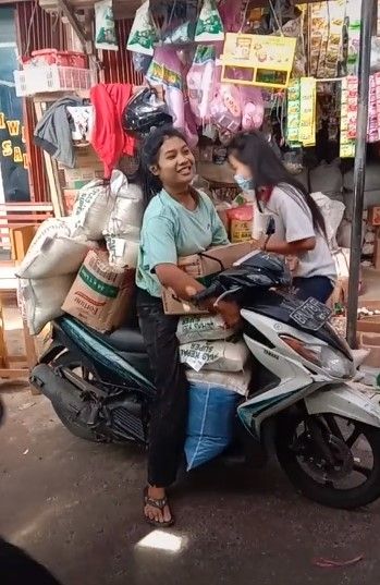 Gadis cantik angkut barang berkarung-karung. (Tiktok/@putrasatria59)