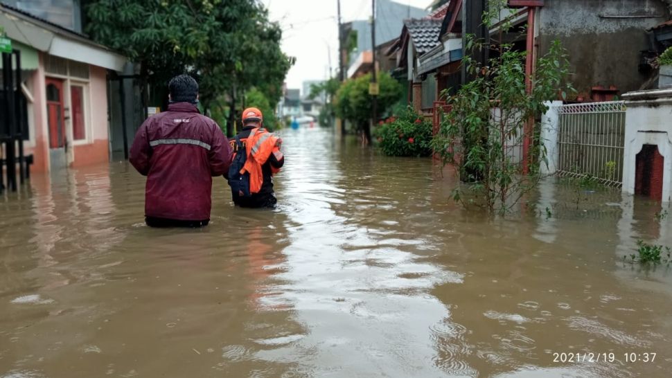 Warga menerjang banjir yang merendah pemukiman.[Dok/BPBD Kota Bekasi]