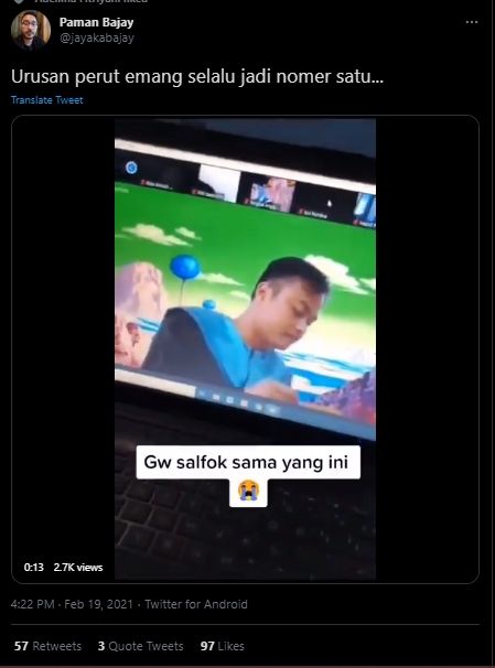 Sedang Wisuda Online, Aksi Pria Pegang Piring Ini Bikin Publik Salfok. (Twitter/@jayakabajay)